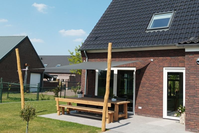 Schaduwdoek aan palen geplaatst