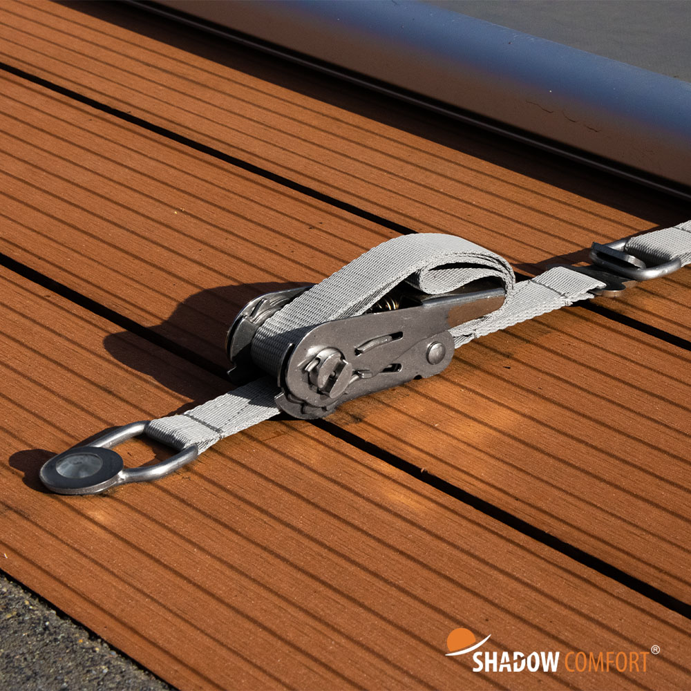 Stavenafdekking zwembad vastzetten